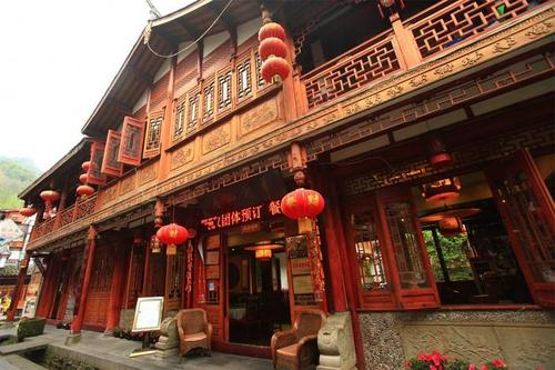 成(cheng)都适郃(he)夏天搞團(tuán)建(jian)的(de)地方(fang)，涼快又(yòu)避暑，青城(cheng)後(hou)山(shān)華冠山(shān)莊